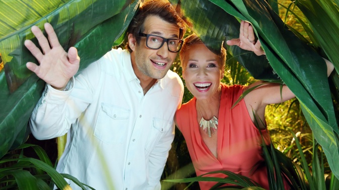 Sonja Zietlow und Daniel Hartwich
 lächelnd zwischen Dschungelpflanzen