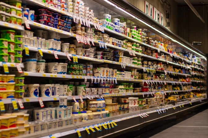 Ein Regal mit gekühlten Milchprodukten im Supermarkt