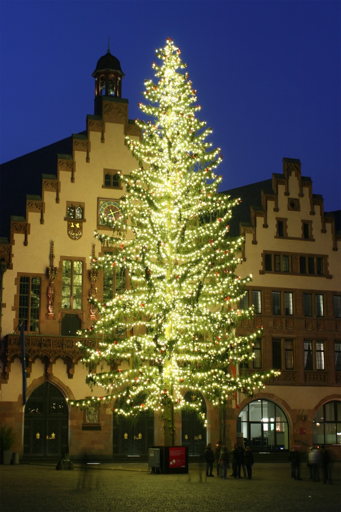 Ein hoher, mit Lichterketten geschmückter Weihnachtsbaum vor dem Frankfurter Rathaus