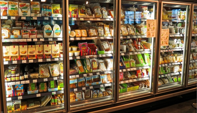 Ein gefülltes Kühlregal in einem Supermarkt