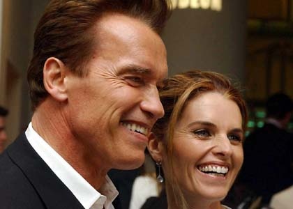 Arnold Schwarzenegger und Maria Shriver lächelnd in festlicher Kleidung