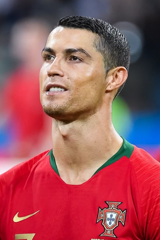 Cristiano Ronaldo in einem roten Trikot im Stadion