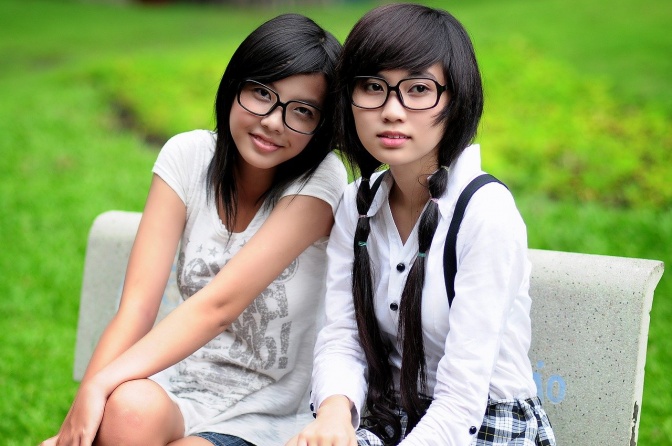 2 asiatische, weiblich aussehende junge Personen