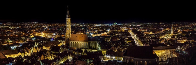 Die Stadt Landshut nachts mit Beleuchtung von oben fotografiert