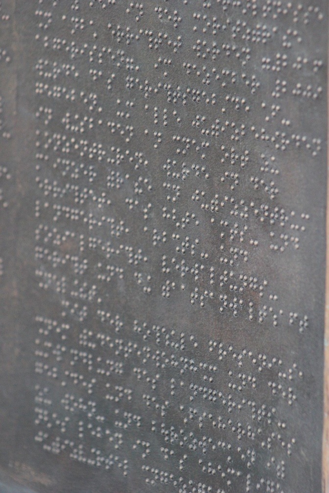 Eine Tafel in Braille-Schrift