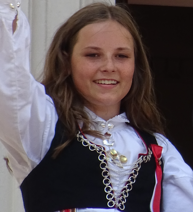 Prinzessin Ingrid Alexandra winkend und in norwegischer Tracht