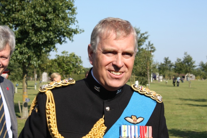Prinz Andrew in Uniform und mit mehreren Orden