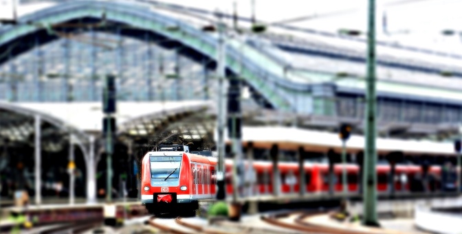 Ein Zug der Deutschen Bahn fährt aus dem Berliner Hauptbahnhof heraus.
