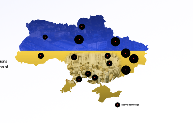 Eine Landkarte der Ukraine, zur Hälfte jeweils blau und gelb eingefärbt. Auf der Karte sind Orte markiert, die aktuell von Russland angegriffen werden und wurden.