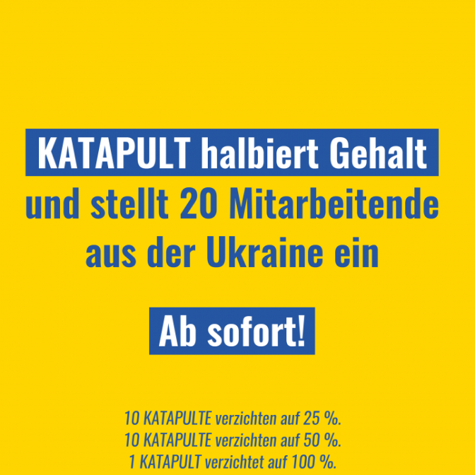 Eine Texttafel die erklärt: Das Katapult Magazin stellt Menschen aus der Ukraine ein. Mitarbeiter*innen aus Deutschland verzichten dafür auf Gehalt.