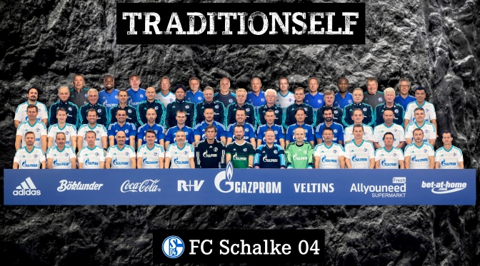 Fotocollage der Spieler der Mannschaft Schalke 04, davor ein Banner mit den Labels der Sponsoren, damals noch mit Gazprom