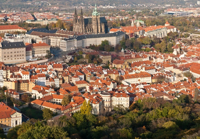 Eine Luftaufnahme von großen, alten Gebäuden in Prag