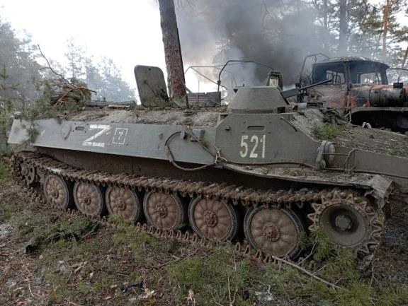 Ein rauchender russischer Panzer mit einem weißen Z gekennzeichnet