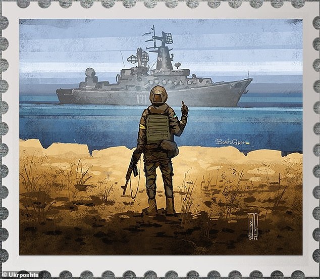 Ein Mann in Uniform zeigt einem Kriegsschiff den ausgestreckten Mittelfinger.