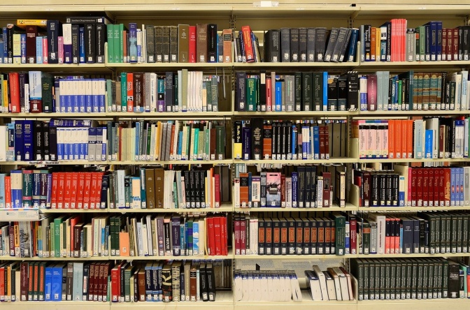 Regale mit vielen Büchern in einer Bibliothek