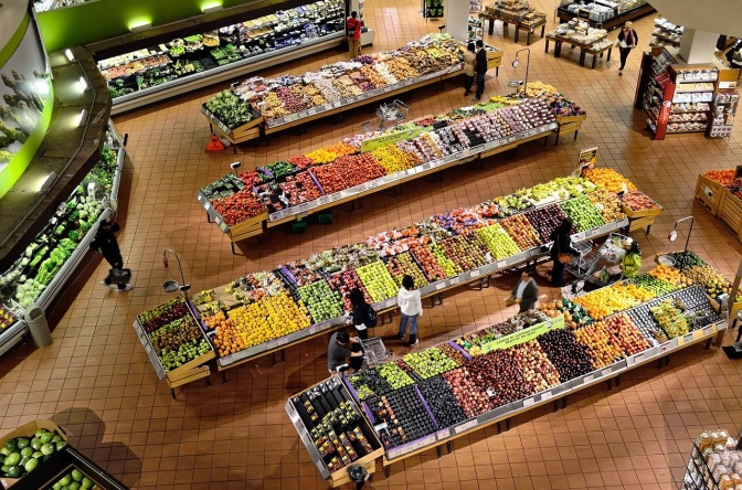 Obst- und Gemüsestände in einem Supermarkt, von oben fotografiert