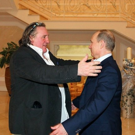 Gérard Depardieu umarmt Wladimir Putin