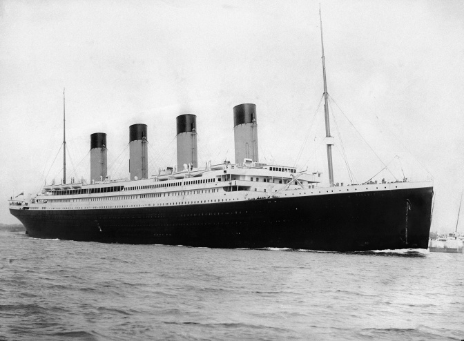 Schwarz-weiß Foto eines sehr großen Schiffes mit 4 Schornsteinen