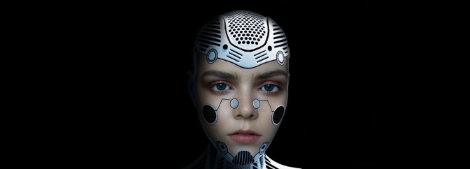 Ein Mädchen mit Implantaten aus Metall im Gesicht