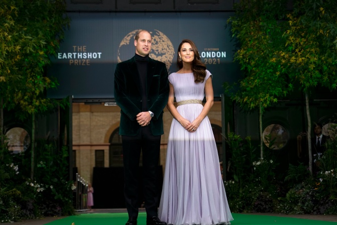 Prinz William und Herzogin Kate in eleganter Kleidung vor einer Logowand von The Earthshot Prize