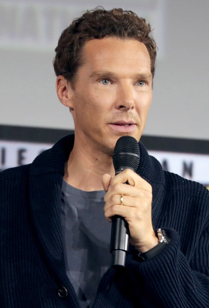 Benedict Cumberbatch mit kurzen, dunkelbraunen Haaren. Er spricht in ein Mikrophon.