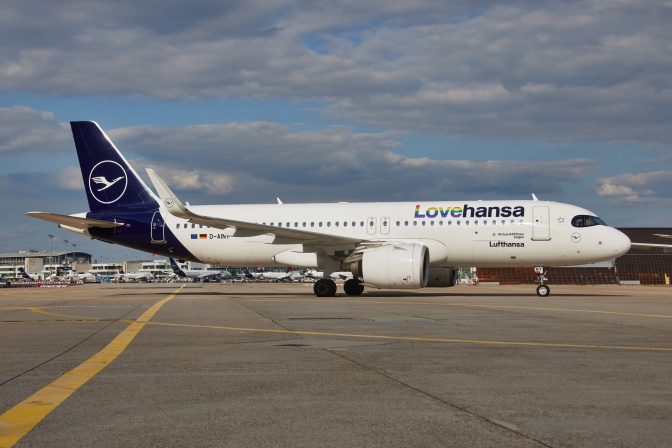 Eine Lufthansamaschine von außen, der Schriftzug lautet Lovehansa statt Lufthansa.
