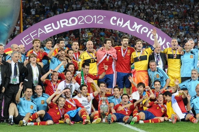 Das Team auf einem Gruppenbild nach dem Gewinn der UEFA 2012.