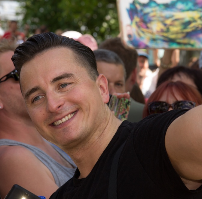 Andreas Gabalier lächelnd mit kurzen braunen Haaren in einem schwarzen Shirt