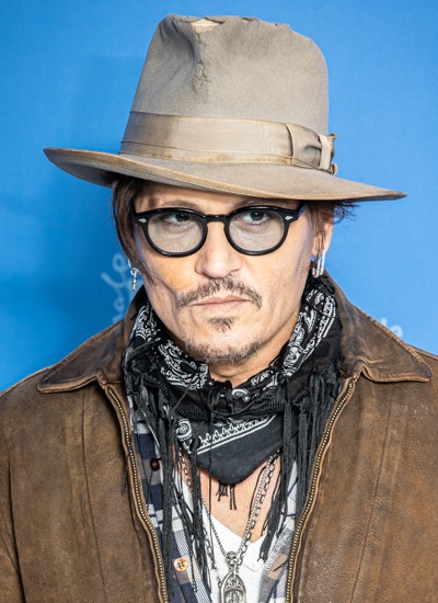 Johnny Depp mit Schnurrbart, Brille und Hut.