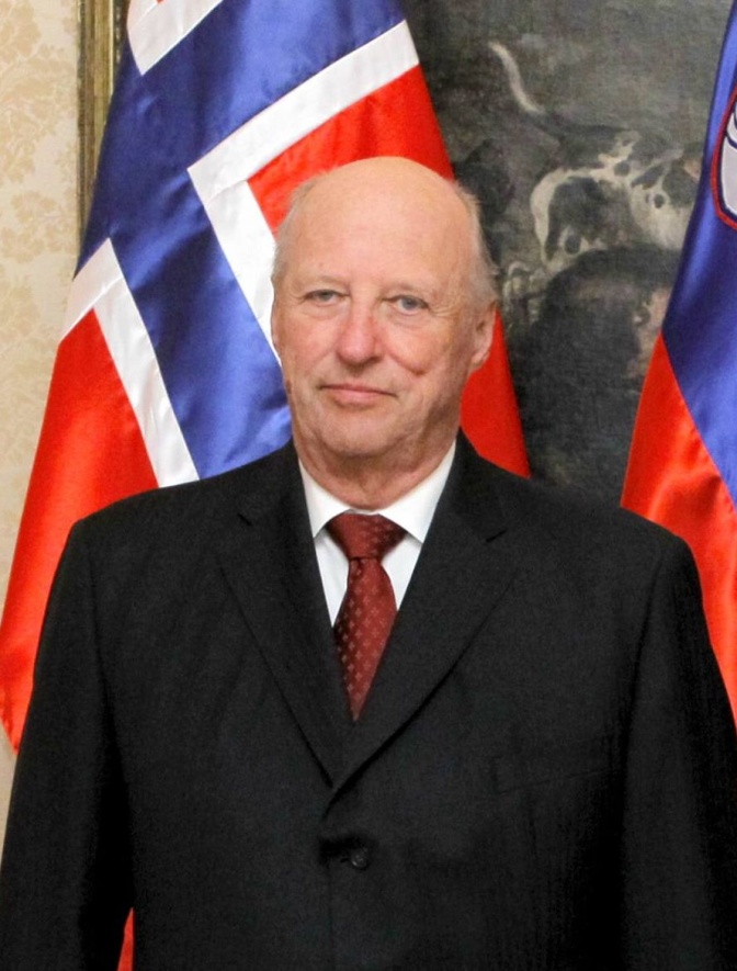 Harald von Norwegen mit Glatze in Anzug und Krawatte von der norwegischen Flagge