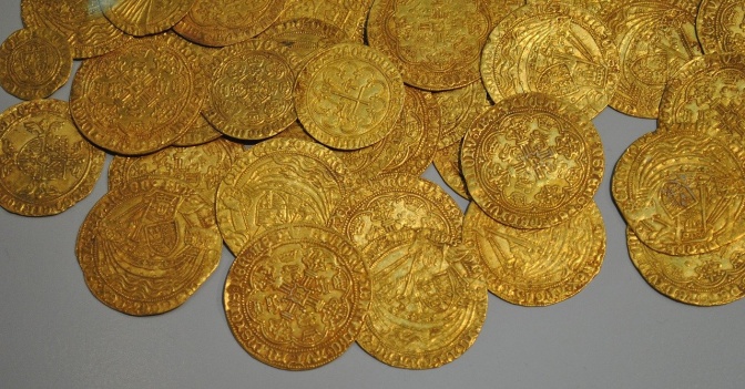 viele verschieden große alte Goldmünzen