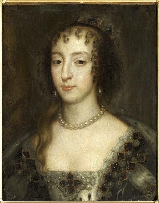 Gemälde der Königin Henrietta Maria von Frankreich mit Perlenkette. Sie hat eingedrehte Braine Haare und trägt ein tief ausgeschnittenes Kleid. Auch der Ausschnitt des Kleides ist mit Perlen besetzt.