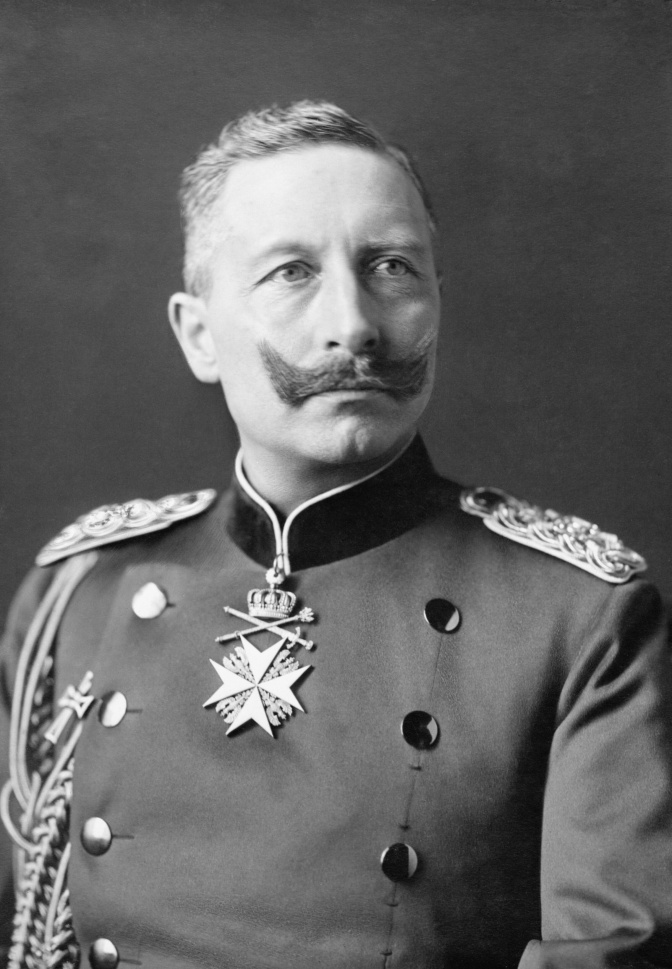 Schwarz-weiß-Foto von Kaiser Wilhelm dem Zweiten in Uniform und mit Orden. Er trägt einen auffälligen Schnurrbart.