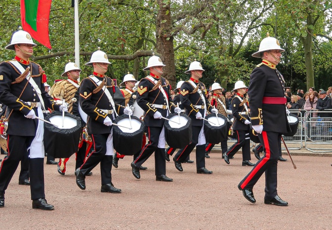 Trommler in Uniform laufen im Trauerzug der Queen.