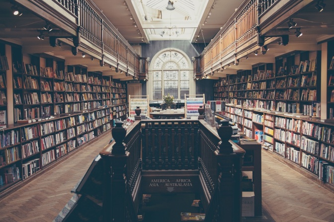 Eine Treppe in einer Bibliothek mit Bücherregalen auf beiden Seiten des Raumes