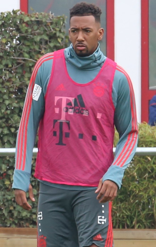 Jérôme Boateng in einem pinken Trikot mit Logo der Telekom. Er ist schwarz und hat kurze Haare und einen in Form rasierten Vollbart.