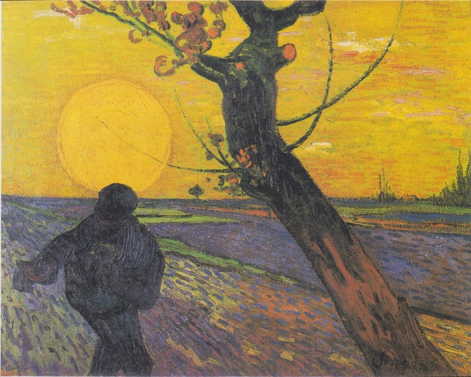 Ein kahler Baum vor leuchtend gelbem, sonnigen Himmel. Ein Mann wird von hinten gezeigt, wie er mit ausgestrecktem Arm Saatgut über ein Feld verteilt.