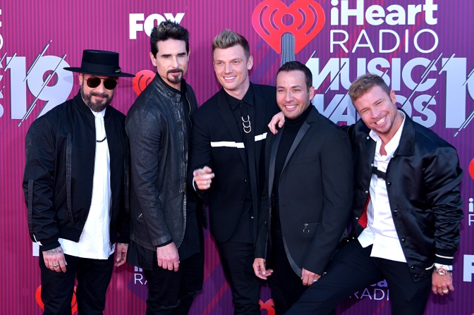 Die Band-Mitglieder der Backstreet Boys vor der Logowand eines amerikanischen Radiosenders