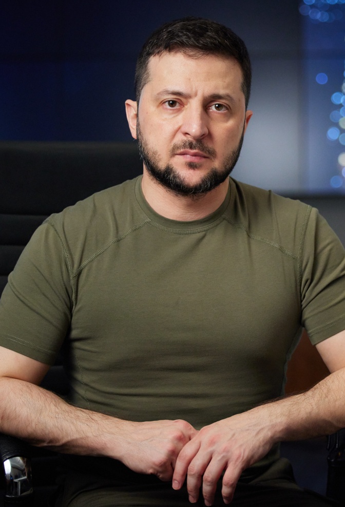 Wolodymyr Selenskyj in einem khakifarbenen T-Shirt mit kurzen Haaren und Vollbart