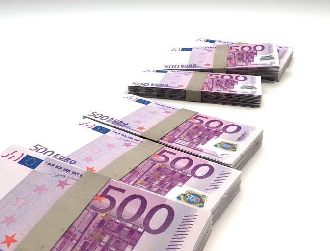 6 Bündel mit 500-Euro-Scheinen in einer Papierbanderole