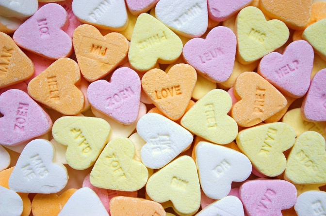 Zuckerherzen mit verschiedenen Aufschriften wie love oder kiss.