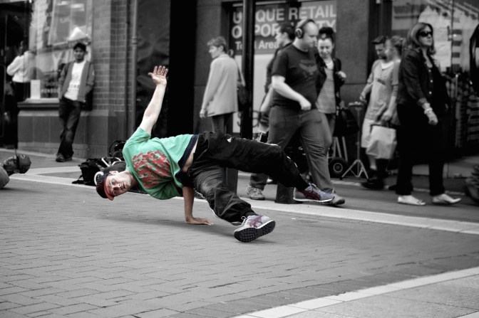 Ein Mann in Street Wear tanzt Breakdance.