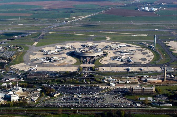 Luftaufnahme eines Terminals des Pariser Flughafens