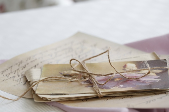 Einige Postkarten mit einer Kordel zusammengebunden, darunter ein handgeschriebener Brief.