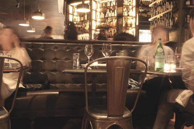 Ein Tisch mit mehreren Getränken in einer Bar.