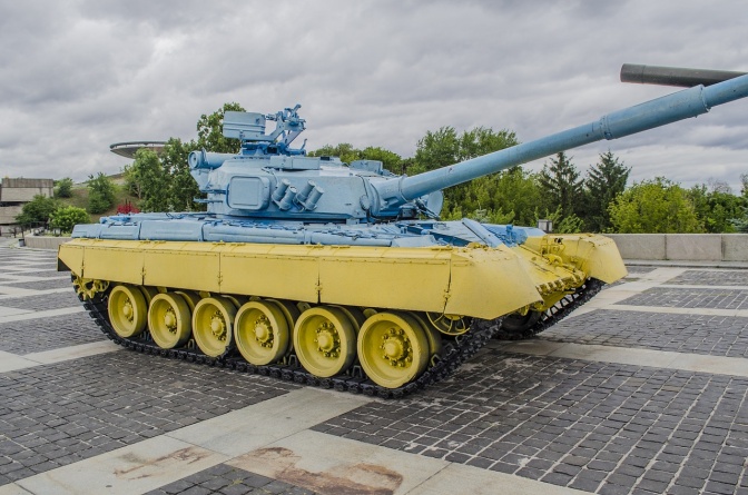 Ein Panzer, gestrichen in den Farben der Ukraine, blau und gelb.