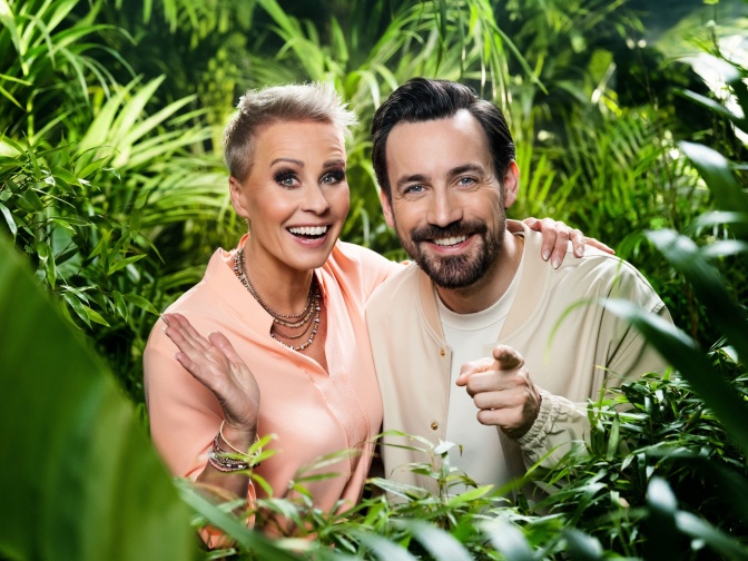 Sonja Zietlow und Jan Köppen zwischen grünen Blättern