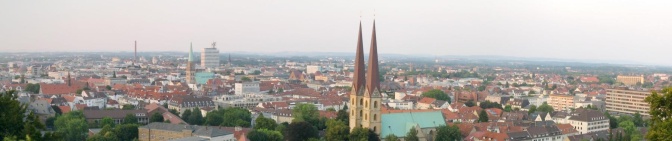 Das Panorama der Bielefelder Innenstadt unter nebligem Himmel