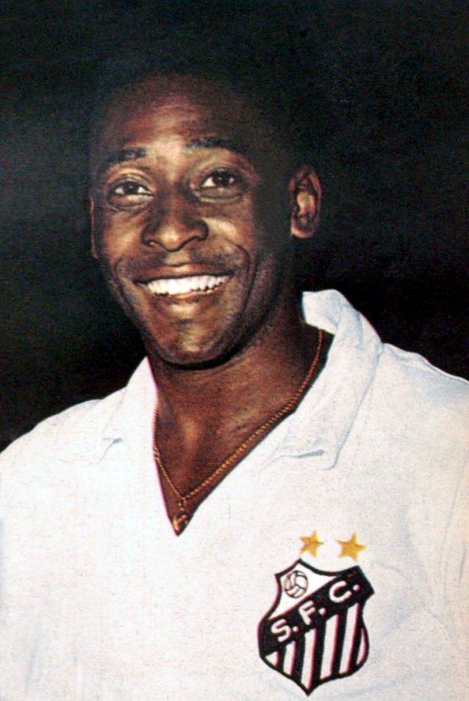 Pelé mit schwarzer Haut und schwarzen Haaren. Er trägt ein weißes Trikot mit dem Logo des FC Santos
