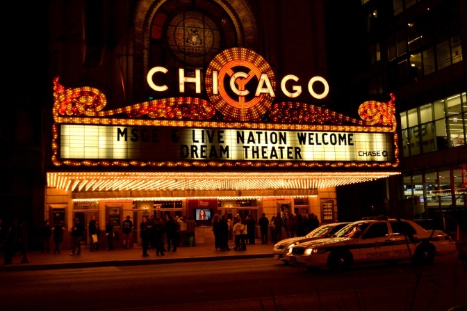 Der Eingang eines Kinos. Über dem Eingang der Schriftzug Chicago